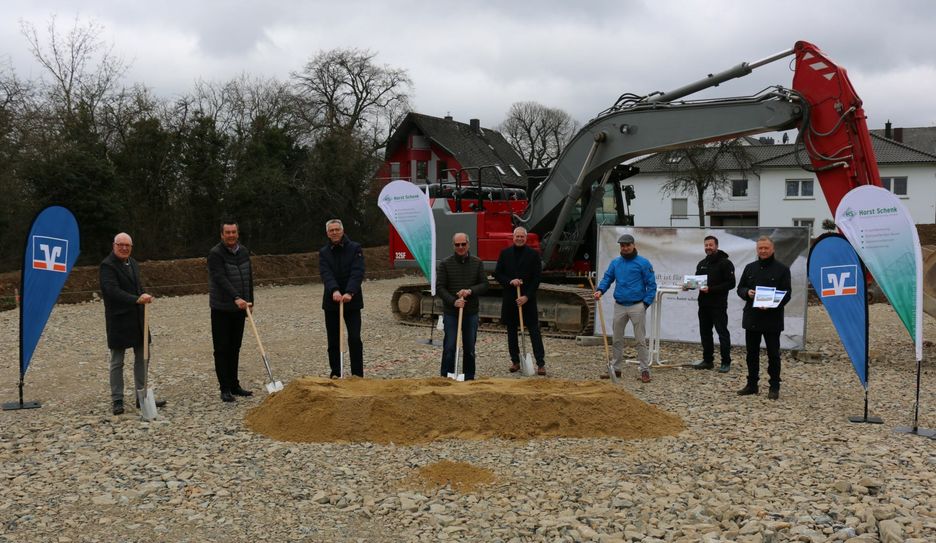 Beim Spatenstich (v.l.): Manfred Kahl (1. Beigeordneter der Stadt), Bürgermeister Werner Wöllstein, Erik Gregori (Vorstandsmitglied der Volksbank Hunsrück-Nahe), Horst Schenk (Schenk Projektentwicklung), DRK Kreisgeschäftsführer Martin Maser; Michael Schenk und Michael Siebert (beide Schenk Projektentwicklung) sowie Armin Käfer (Volksbank Hunsrück-Nahe). (Foto: Volksbank)