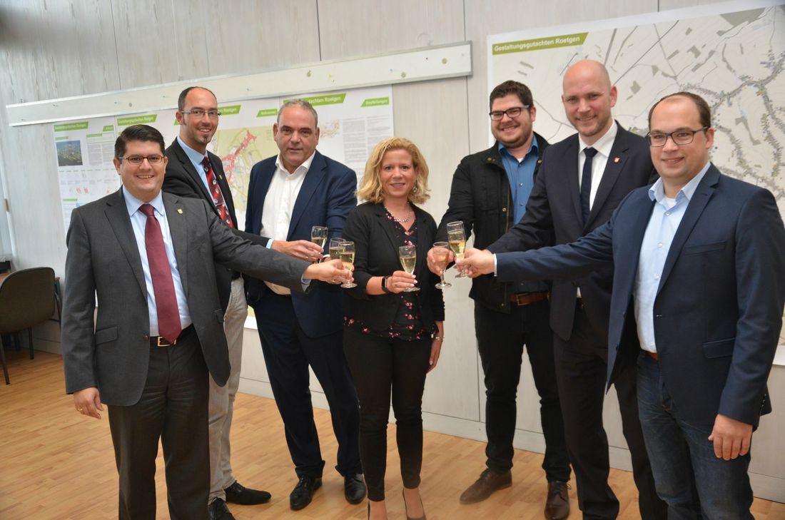 Stoßen auf den Ausbau des schnellen Glasfaser-Netzes an: Vertreter der Deutschen Glasfaser GmbH sowie der Gemeinden Roetgen und Simmerath. Foto: T. Förster