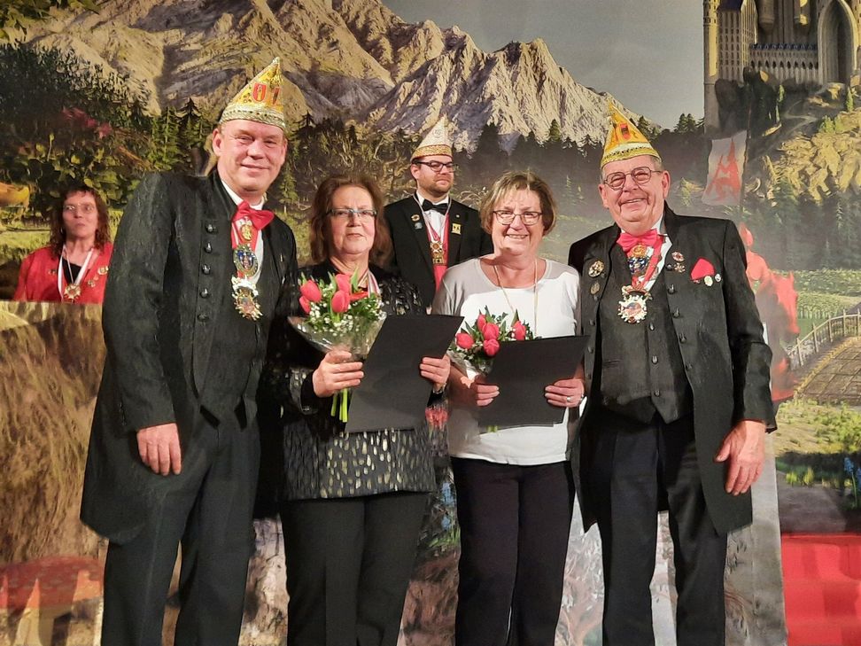 Andreas Peters (links, Präsident der Arbeitsgemeinschaft Trierer Karneval) und ATK-Präsidiumsmitglied Werner Dellwing (rechts) überreichten Rosi Thielen und Elisabeth Strauch den ATK-Verdienstorden.