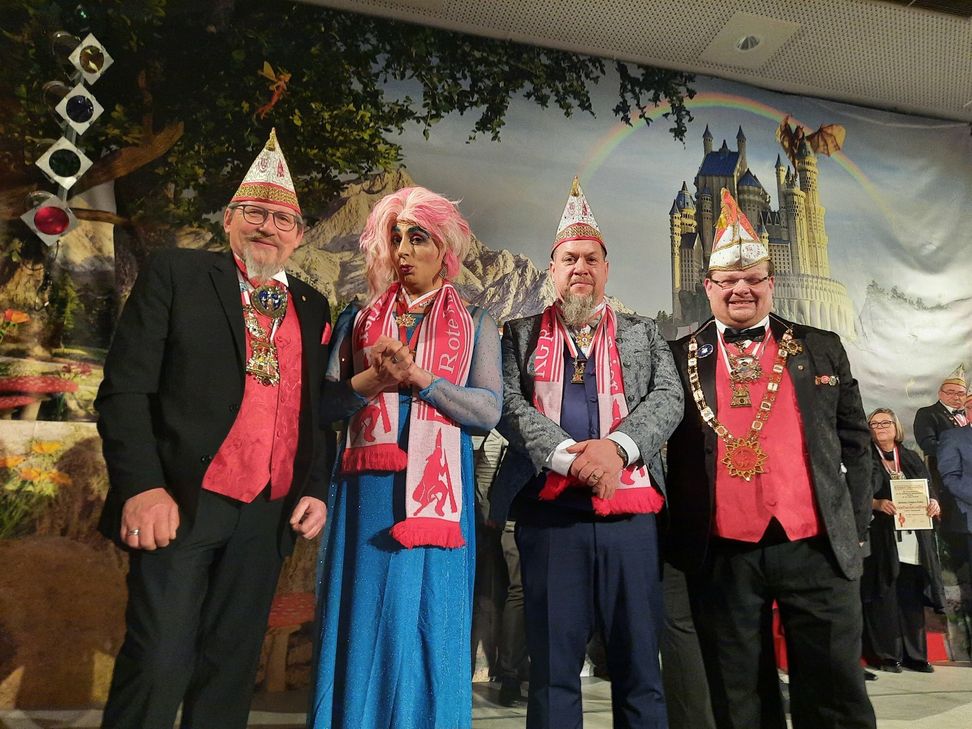 Sven Gaab (rechts, Präsident der Rote Funken) und Geschäftsführer Dieter Metzen mit den neuen Ehrenräten Torsten Resch (2.v. links) und Frank Urbanek (2.v. rechts).