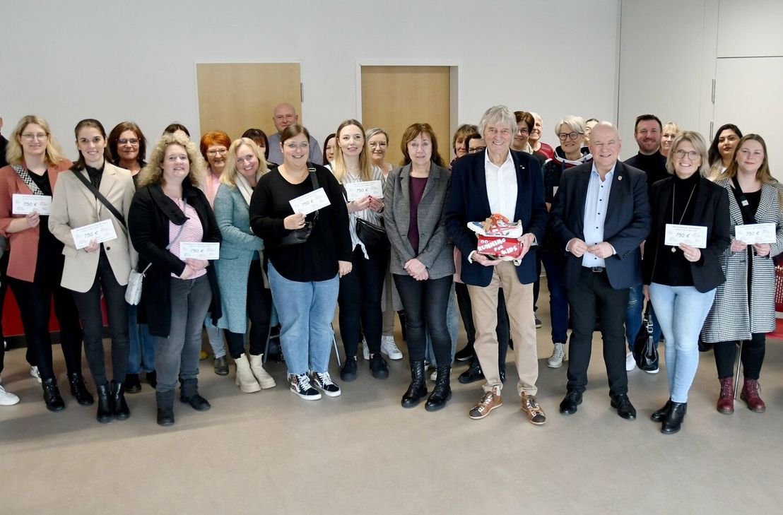 Spendenübergabe durch Peter Borsdorff an 22  Einrichtungen. Foto: Privat