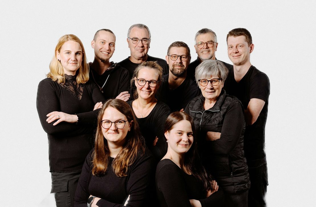 Das zehnköpfige Ensemble des Theatervereins Konzen präsentiert die Komödie »Butler heißen immer James« im MuK.