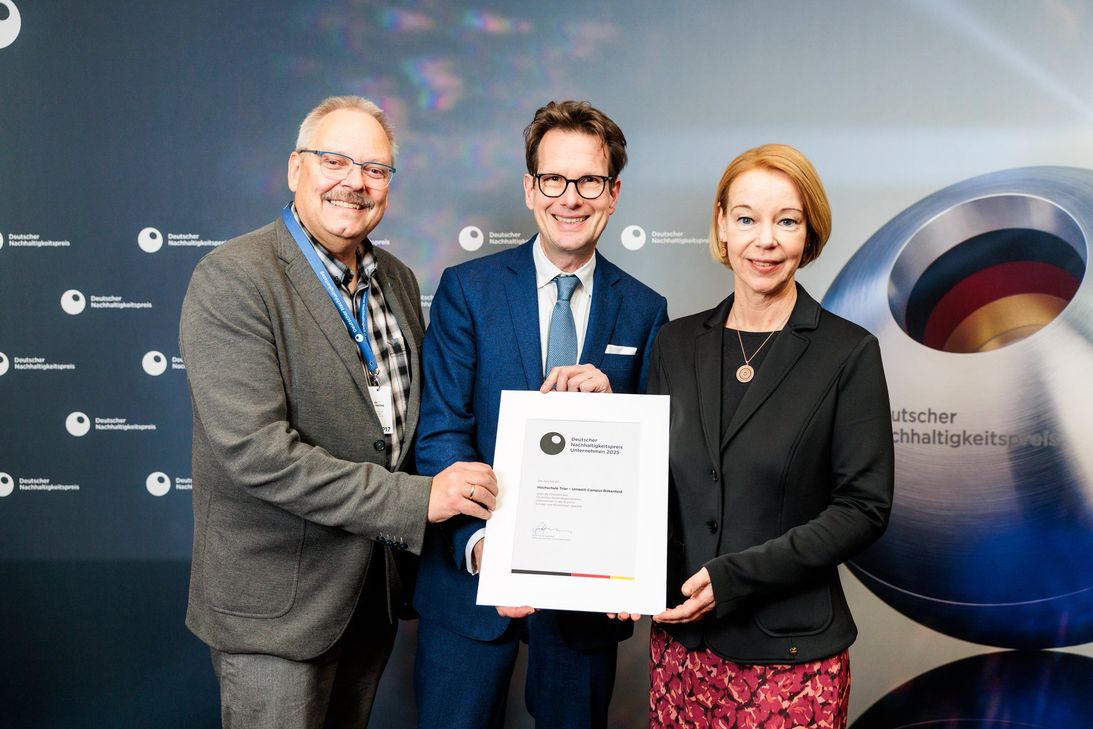 Dr. Otto Schulz (mitte), Mitglied des Vorstands des Stiftungsvereins des DNP, übergibt die Urkunde an die Präsidentin der Hochschule Trier Prof. Dr. Dorit Schumann und an den Dekan des Fachbereichs Umweltwirtschaft/Umweltrecht Prof. Dr. Klaus Helling.