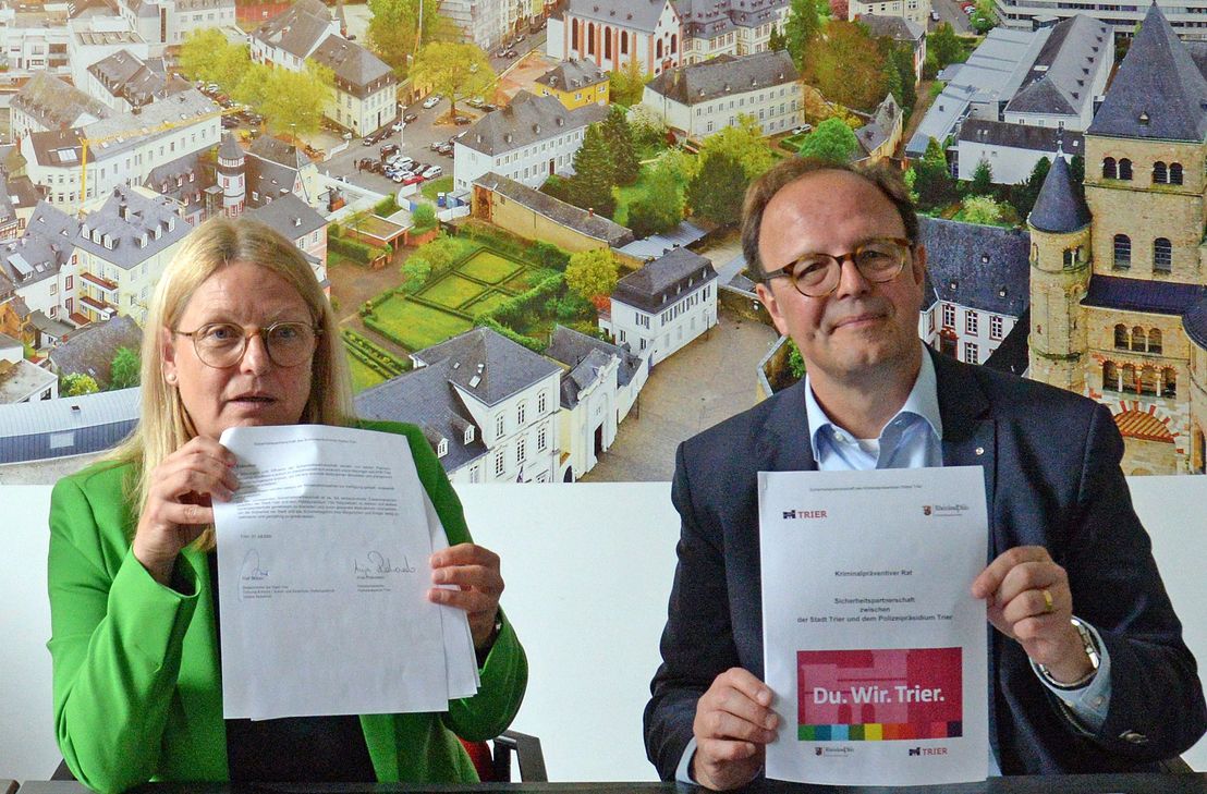 Polizeipräsidentin Anja Rakowski und Ordnungsdezernent Ralf Britten präsentieren die soeben unterzeichnete Vereinbarung zur Sicherheitspartnerschaft.