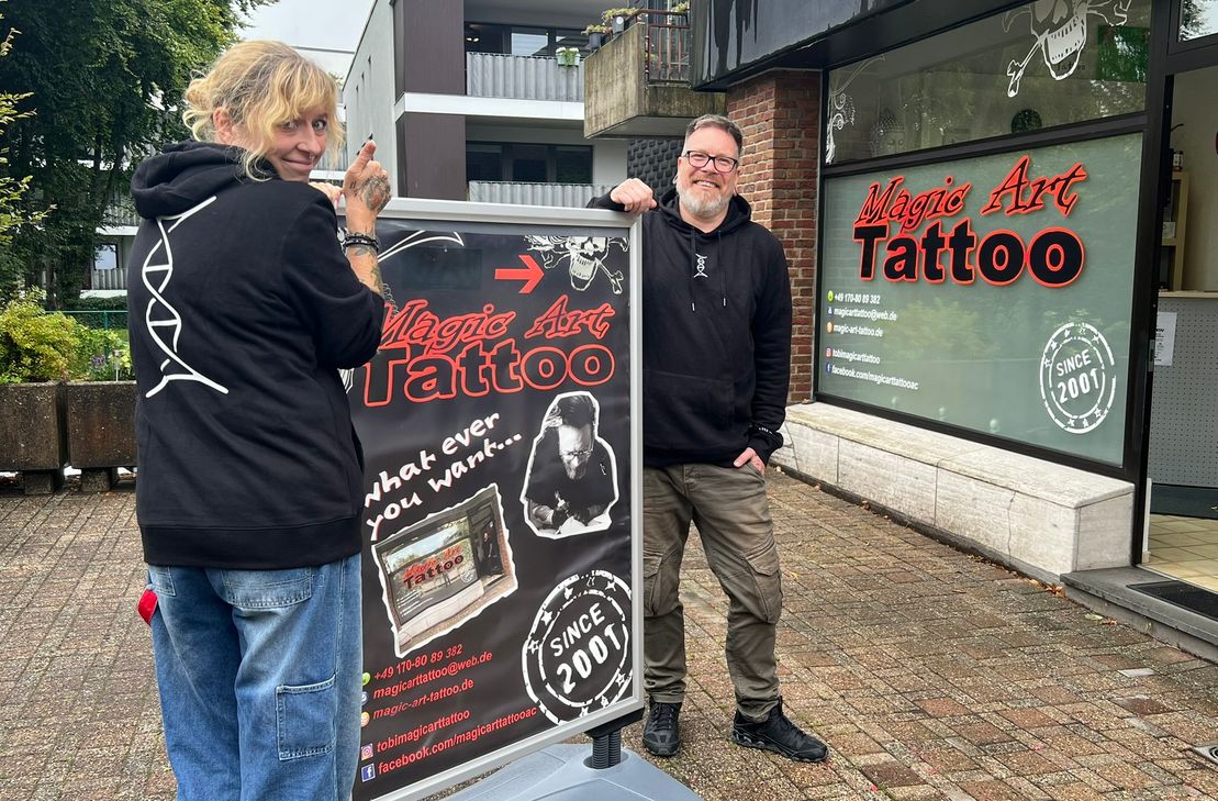 Sarah Steffens und Tobias Hastenrath hoffen auf viele Kunden, die sich das TwinWin-Tattoo stechen lassen, aber auch als potenzielle Stammzellspender typisieren lassen wollen. Beides möglich am Samstag bei »Magic Art« am Simmerather Rathausplatz.