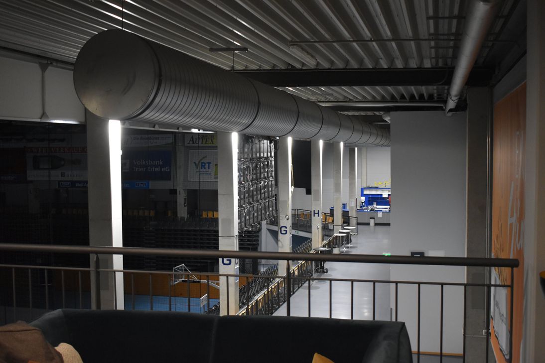 Hier wird die Loge weitergeführt, das Belüftungsrohr wird verlegt.