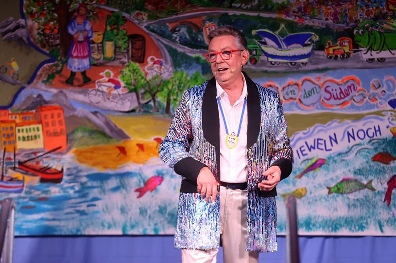 Sitzungspräsident Jürgen Jakobs begrüßt das Publikum