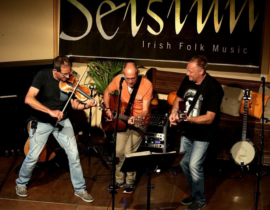 Martin Hoffmann, Volker Abrahamczik und Gerhard Kalter bringen als »Seisiun« irische Folk-Musik in die Eicherscheider Tenne. Foto: Band