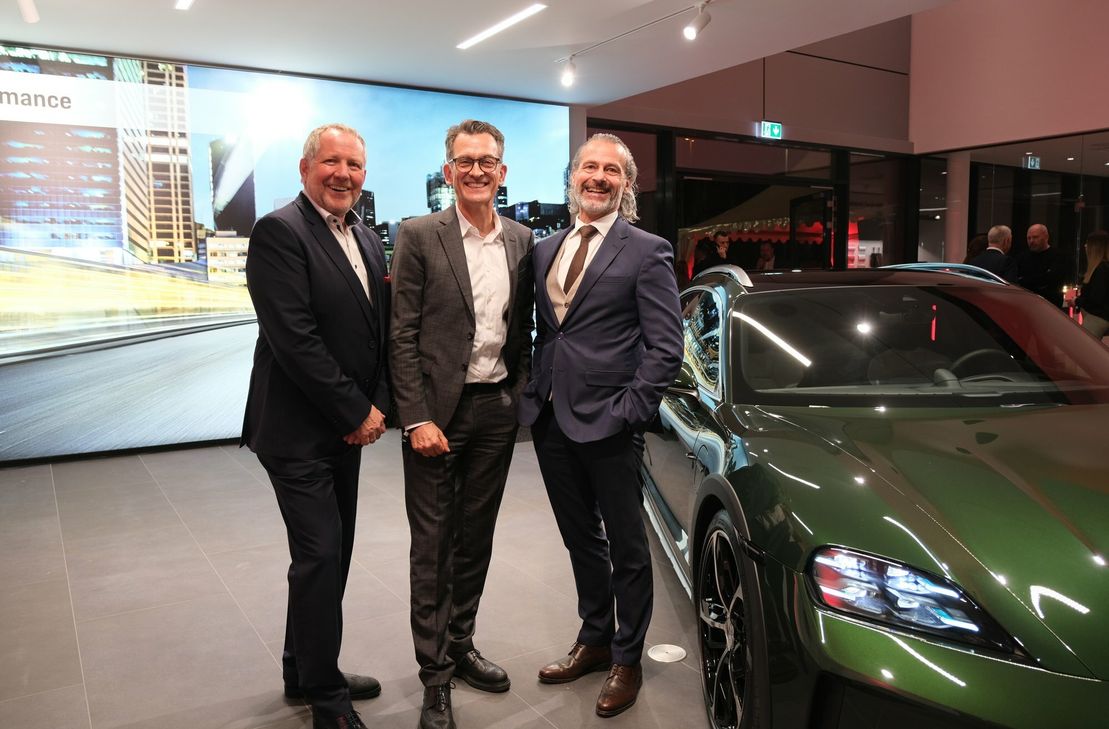 Porsche Zentrum Trier hat ein neues Kapitel in seiner Geschichte aufgeschlagen. Im Bild: Edmund Weiß, Geschäftsführer des Porsche Zentrum Trier, Alexander Pollich, CEO Porsche Deutschland GmbH, und Hans Jürgen Persy, Vorstandsvorsitzender der LÖHR u.  BECKER Aktiengesellschaft.