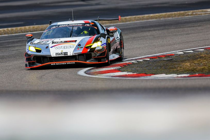 Wichtige Kilometer auf der Nordschleife mit dem Ferrari 296 GT3 "Luigi" hat WTM Racing absolviert und bei der Langstrecken-Serie auf Anhieb Rang zehn eingefahren.