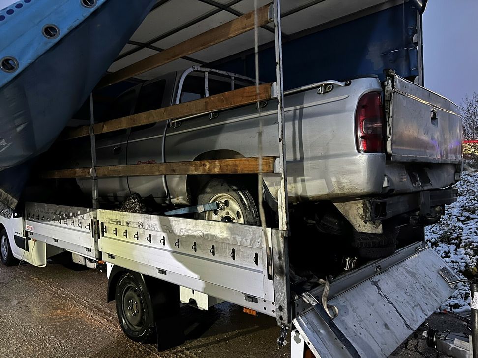 Zu schwer, zu schlecht gesichert: Auf den Fahrer des improvisierten Transports wartet jetzt ein Ordnungswidrigkeitsverfahren.
