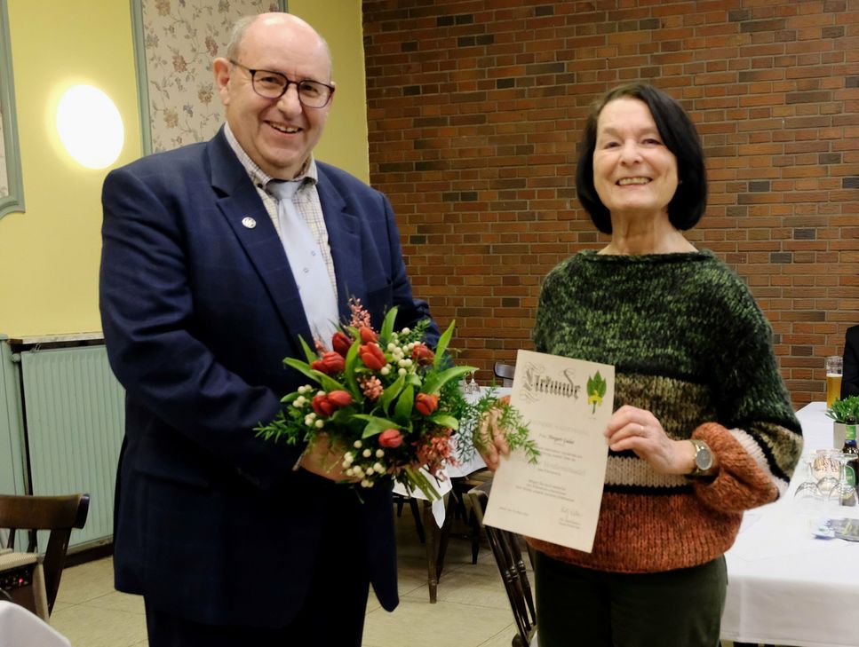 Norgart Gudat erhielt die silberne Verdienstnadel des Eifelvereins Mayen.