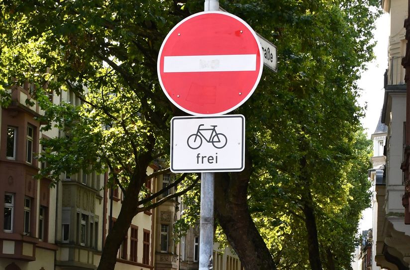 Für Radfahrerinnen und Radfahrer ist die Einfahrt aus der Franz-Georg-Straße in die Bruchhausenstraße jetzt erlaubt.
