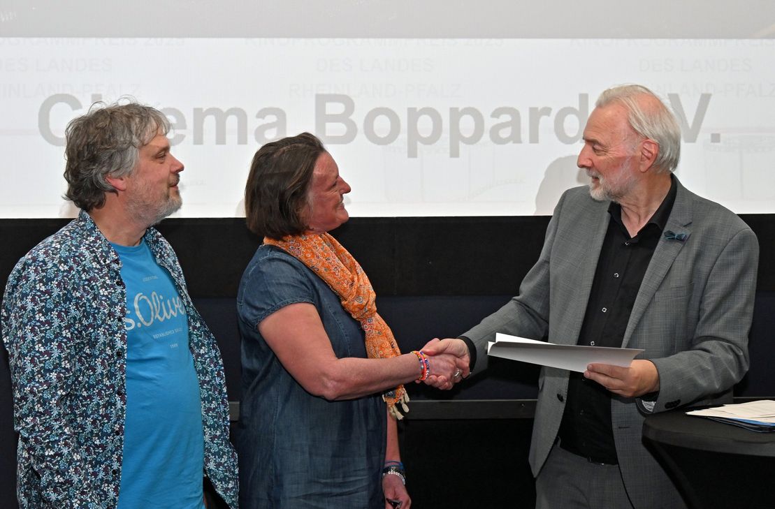 Auch der cinema Boppard e.V. darf sich über den Kinoprogrammpreis freuen. Anja Breitbach und Christopher Schell (links) erhalten die Urkunde von Kulturstaatssekretär Prof. Dr. Jürgen Hardeck.