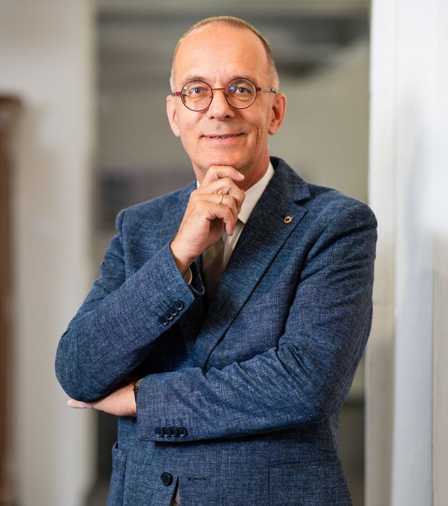 Frank Weigelt, Vorsitzender des Wirtschaftskreises Bernkastel-Wittlich: " . . . Die TakeOff ist mehr als eine Messe - sie ist ein Bindeglied: zwischen Jugendlichen und Ausbildungsbetrieben, zwischen Schulen und Wirtschaft, zwischen Bildung und beruflicher Perspektive.
Unser Appell an alle Jugendlichen: Nutzt diese Gelegenheit, geht auf die Betriebe zu, stellt Fragen! Hier entstehen oft erste Kontakte für einen erfolgreichen Berufsweg. . ."