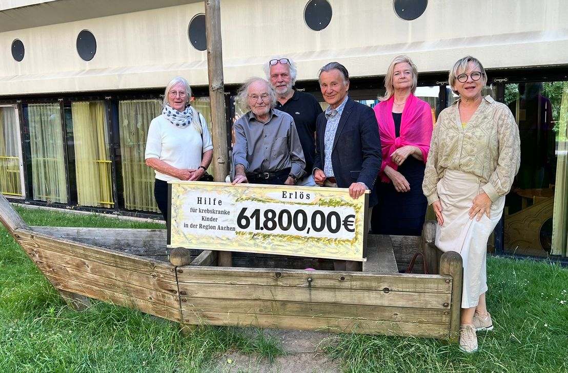 Sitzen oder besser stehen alle in einem Boot (v.l.): Irmgard Jakobs und ihr Mann, der »singende Hirte« Reiner Jakobs, Helmut Lanio (Hilfsgruppe Eifel), Prof. Dr. Udo Kontny, Margareta Ritter (Hilfsgruppe) sowie Susanne Göschel vom Förderkreis »Hilfe für krebskranke Kinder«, die fast 62.000 Euro zur Unterstützung der Kinderonkologie im Aachener Klinikum entgegennehmen durfte.