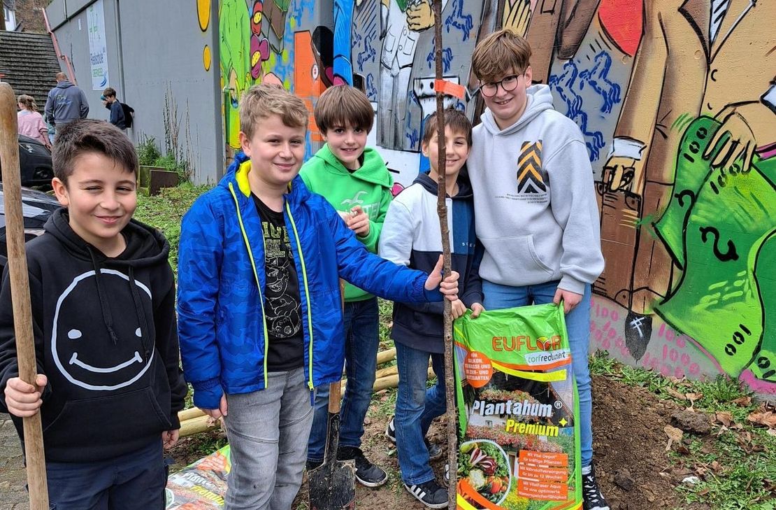 Schüler der Klasse 5b der Mittelrhein-Realschule plus in Oberwesel haben kürzlich zum Spaten gegriffen.