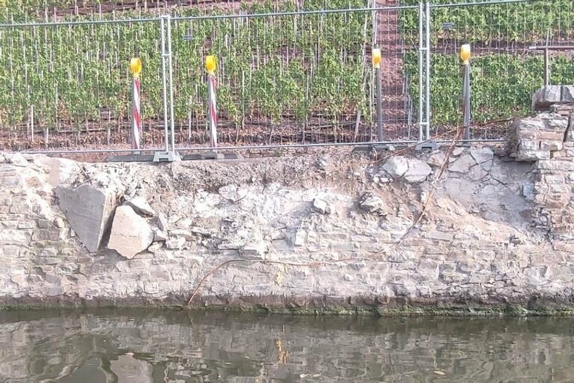 Die Stützmauer wurde bei dem Schiffsanprall im September 2022 erheblich beschädigt.