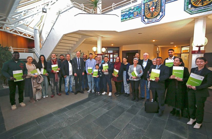 Landrat Volker Boch mit den neuen deutschen Staatsbürgerinnen und Staatsbürgern nach der Überreichung der Einbürgerungsurkunden.