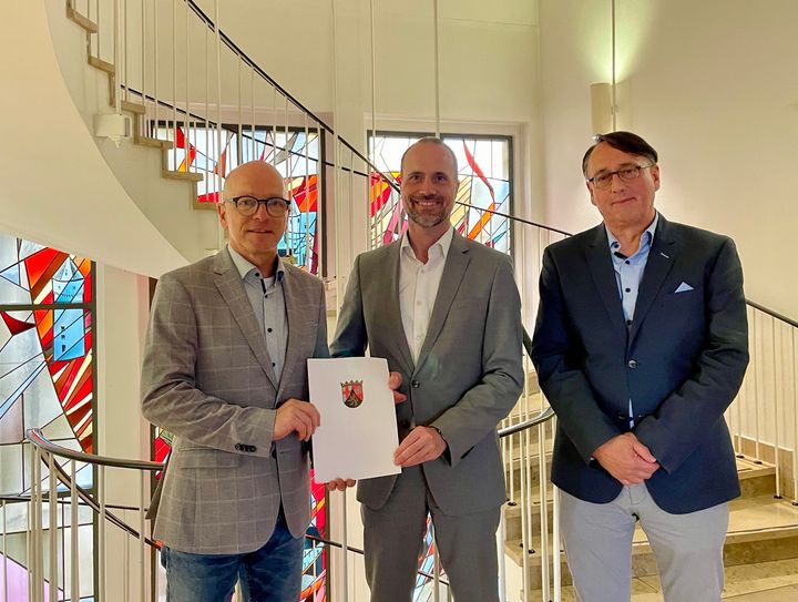 V.l.n.r.: Oberbürgermeister Dirk Meid, Minister Clemens Hoch und Kämmerer Axel Spitzlei bei der Bescheidübergabe.