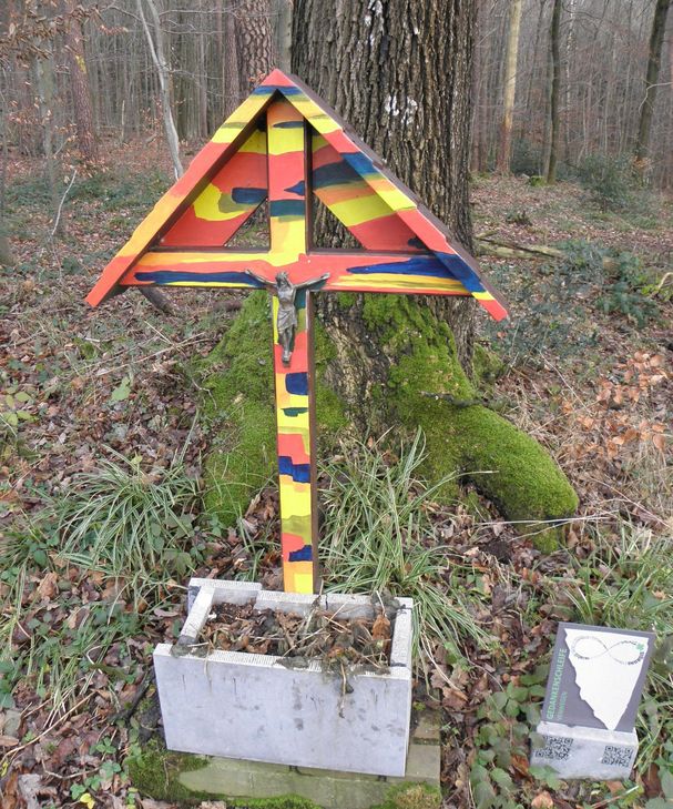 Der Blaustein-Trog unter dem Kreuz »Störung« bei Mulartshütte wurde wohl mit dem Hammer auseinandergeschlagen.