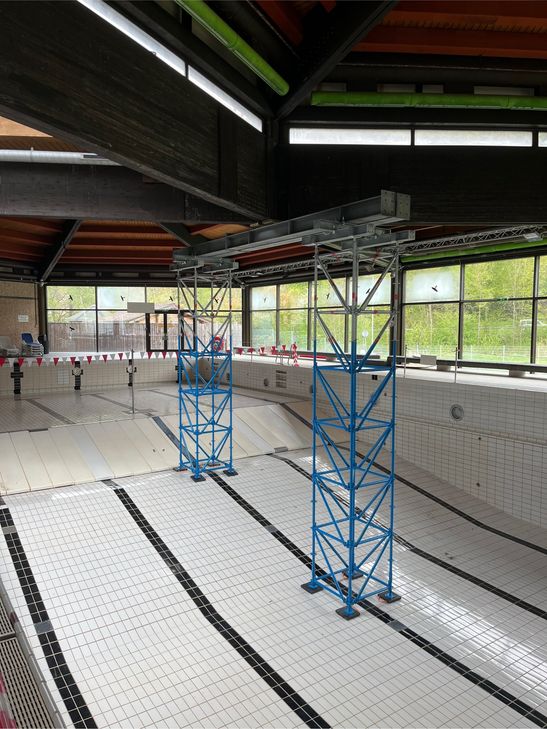 Mit Hilfe der Gerüstkonstruktion wird das Dach gestützt und die Öffnung des eifelbades ermöglicht.