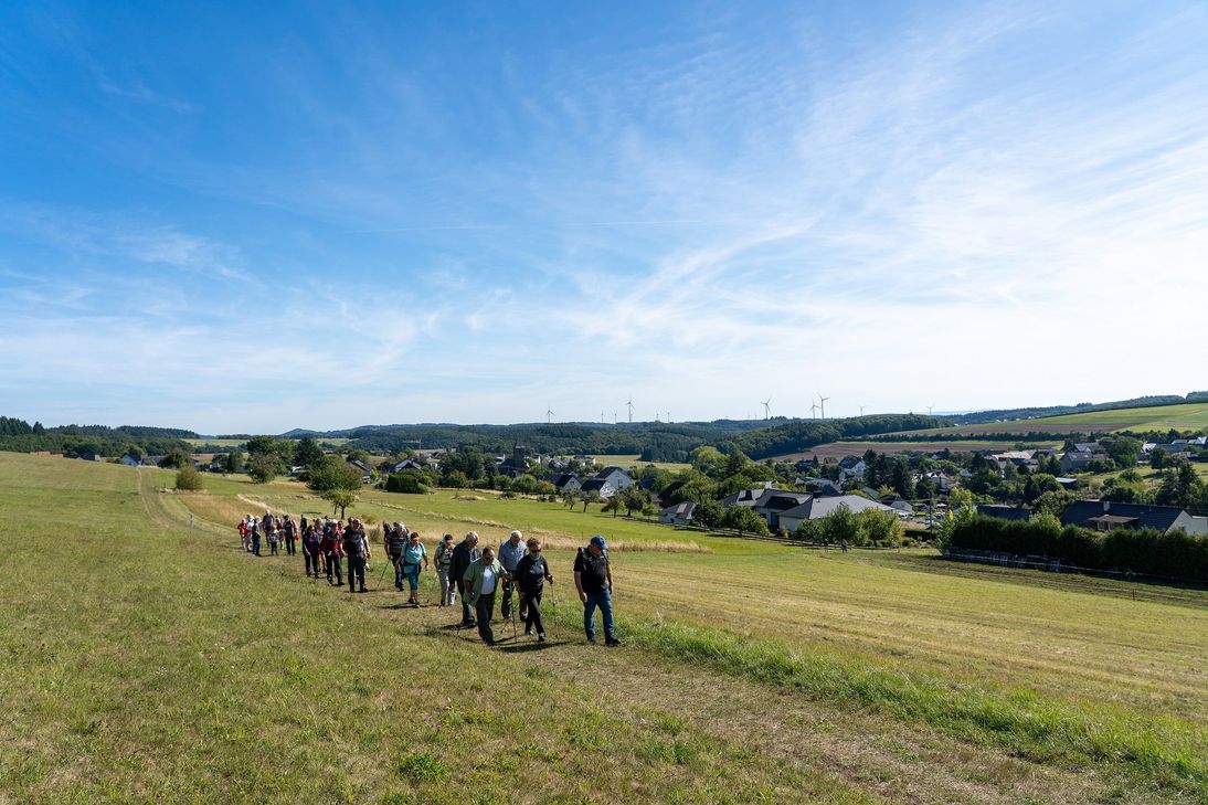 Bürgermeister Alfred Schomisch wanderte gemeinsam mit seiner Ehefrau Monika entspannt und gut gelaunt beim Verbandsgemeinde Vordereifel Familienwandertag mit.