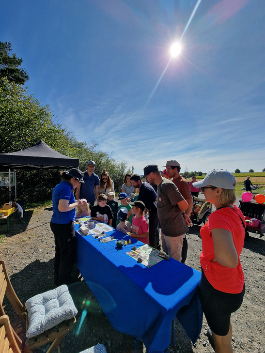 Der NABU klärte an Station 1 u.a. über Warn- und Tarnfarben in der Natur auf.