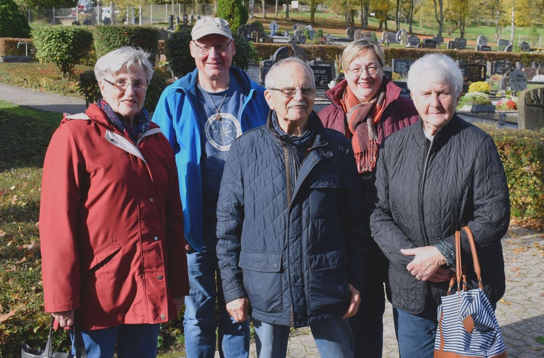 Petra Weber, Andreas Flämig, Hans Schönenberger, Tamara Baltes und Sophie Maas gemeinsam auf dem Friedhof in Irrel. Die Caritas Westeifel bietet einmal im Monat ein "Friedhofs-Taxi" an, um älteren Menschen den Besuch zum Grab ihrer Angehörigen zu erleichtern.
