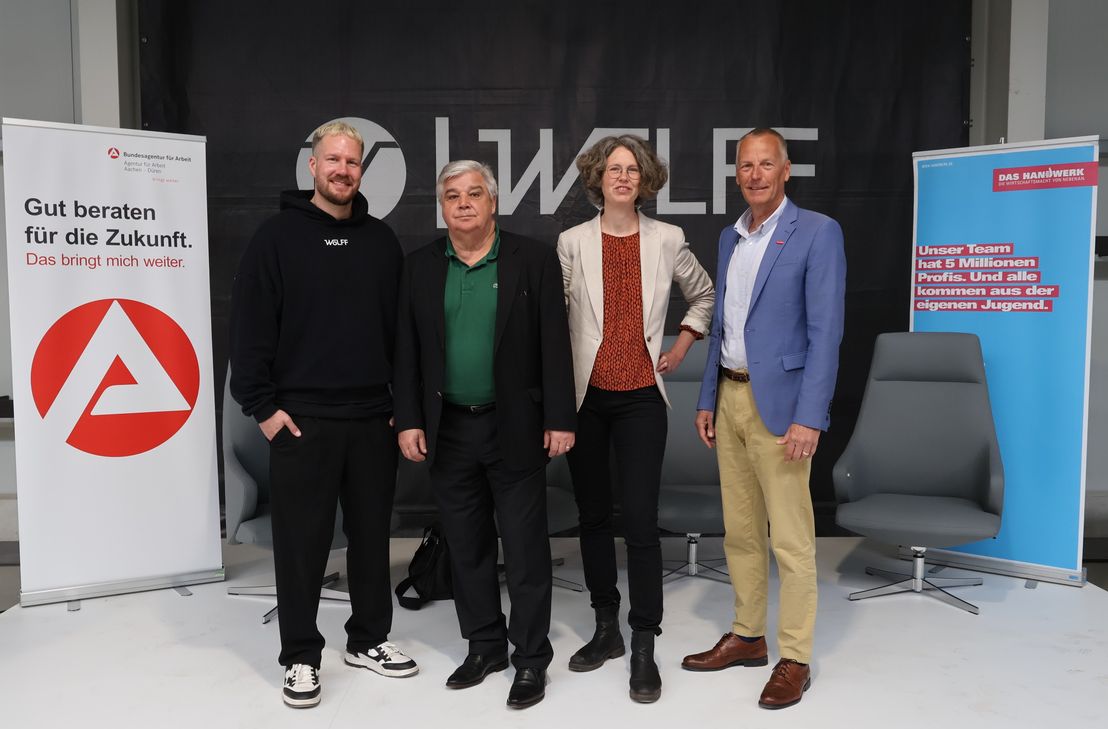 Die Chancen am Ausbildungsmarkt gemeinsam nutzen wollen (v.l.) Gianni Wolff – Geschäftsführer Schreinerei Wolff GmbH & Co. KG; Ulrich Käser - Vorsitzender der Geschäftsführung der Agentur für Arbeit Aachen-Düren; Ellen Lenders – Senior Expertin Bildungsberatung/-politik der Industrie- und Handelskammer Aachen; Georg Stoffels - Hauptgeschäftsführer der Handwerkskammer Aachen.
