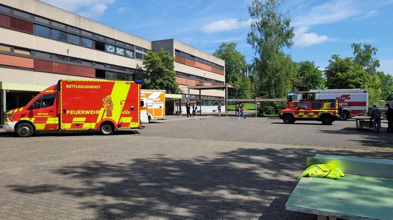 Wegen eines unbekannten Reizstoffes ist die Feuerwehr am späten Donnerstagmorgen mit zahlreichen Einsatzkräften zu einem Gymnasium nach Trier-Ehrang ausgerückt.