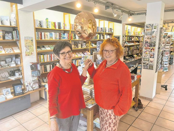 Rose Blatz-Ommer und Claudia Küpper laden zum 30. Geburtstag ihrer Buchhandlung »Lesezeichen« in Roetgen und danken den vielen Wegbegleitern.