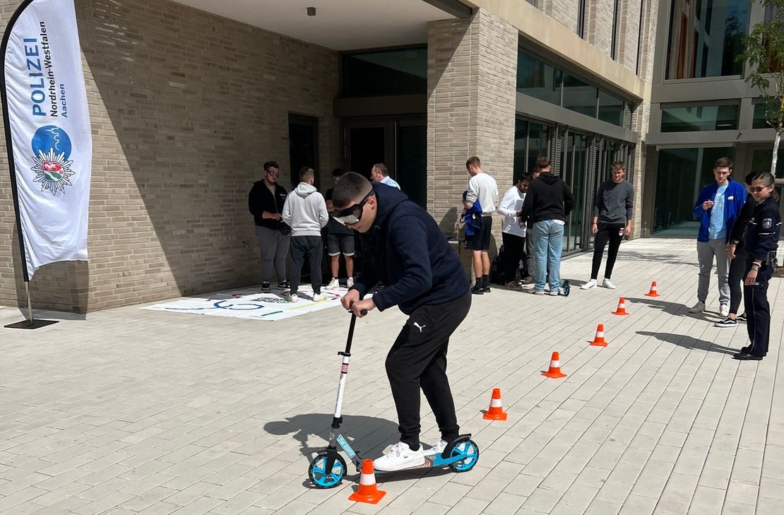 Mit Rauschbrille auf einem CIty-Roller durch einen Parcours oder aber beim Reaktionstest auf einem E-Scooter. Lehrlinge aus verschiedenen Handwerksberufen am BGZ wurden für die Gefahren im Straßenverkehr sensibilisiert. Das Präventionsonzept »Verantwortung stoppt Vollgas« soll künftig in allen weiterführenden Schulen Anwendung finden.