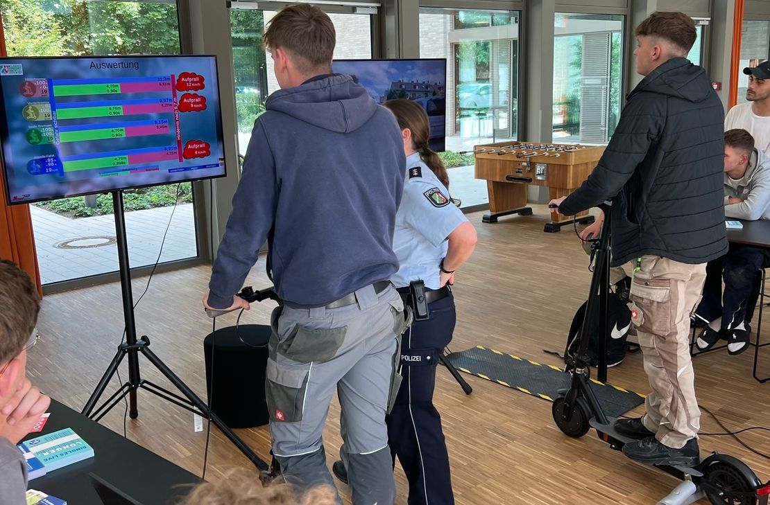 Mit Rauschbrille auf einem CIty-Roller durch einen Parcours oder aber beim Reaktionstest auf einem E-Scooter. Lehrlinge aus verschiedenen Handwerksberufen am BGZ wurden für die Gefahren im Straßenverkehr sensibilisiert. Das Präventionsonzept »Verantwortung stoppt Vollgas« soll künftig in allen weiterführenden Schulen Anwendung finden.
