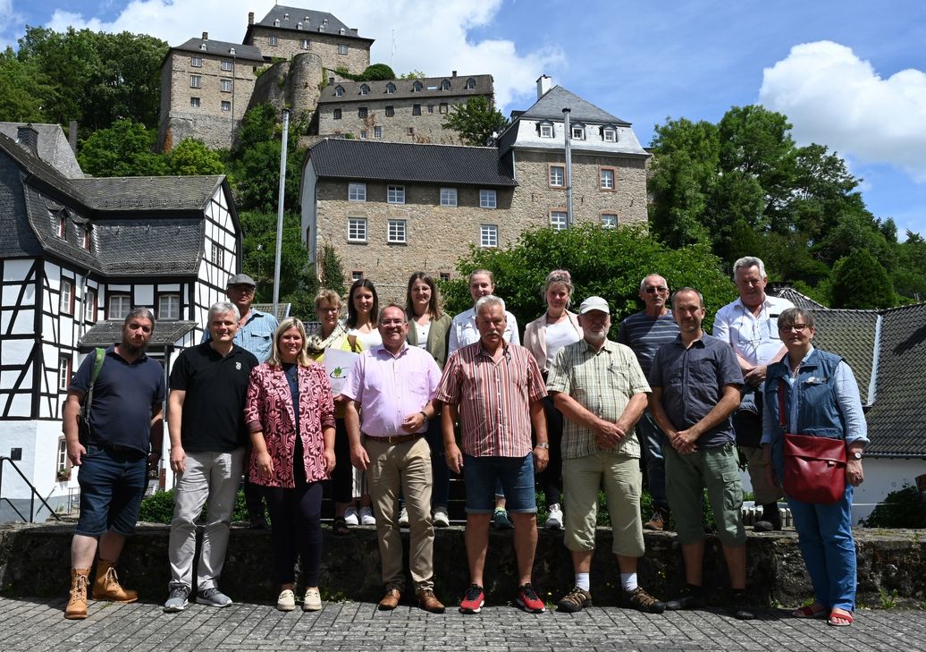 Die Wegepaten wurden von Bürgermeisterin Jennifer Meuren (3.v.l.) in Blankenheim begrüßt. Neben Dr. Ralf Nolten, Hauptvorsitzender Eifelverein (4.v.l.) freuen sich Dr. Petra Holz, stellv. Geschäftsführerin Eifelverein (obere Reihe 2.v.l.), Wolfgang Reh, Eifel Tourismus GmbH (2.v.l.) und Matthias Irle, zentraler Wegemanager Eifelverein, (2.v.r.)  ebenfalls über das gute Ergebnis der erneuten Zertifizierung des Eifelsteigs. Foto: Eifel Tourismus GmbH