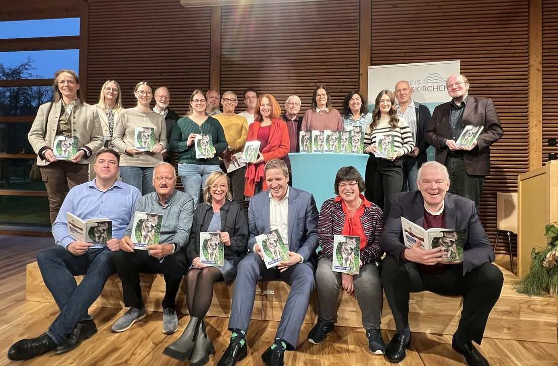 Im frisch sanierten Naturzentrum Eifel wurde das neue Kreisjahrbuch 2024 im Beisein vieler Autoren vorgestellt.  mn-Foto