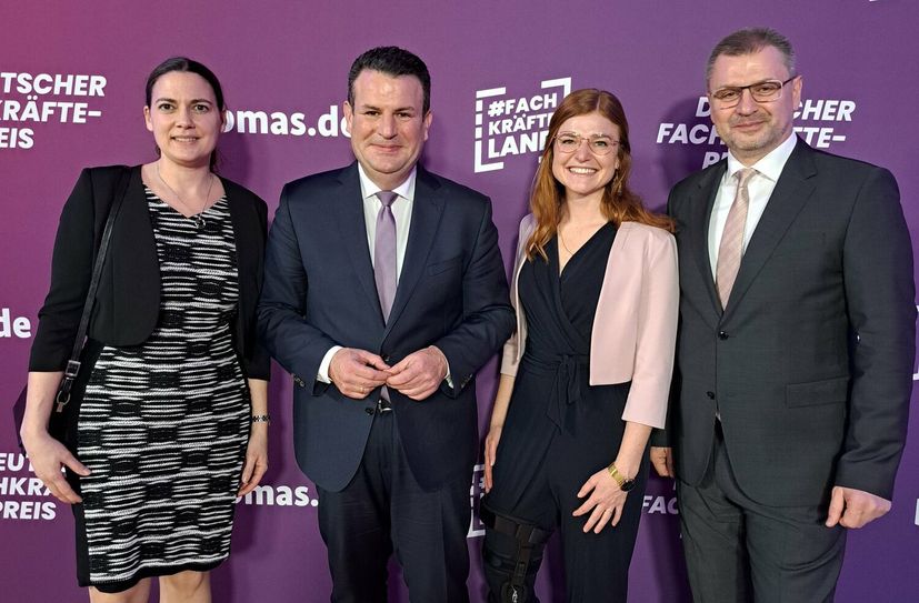 Von links: Katja Hahn (Geschäftsleiterin Personal bei BOMAG), Hubertus Heil (Bundesminister für Arbeit und Soziales), Vanessa Hebel (Personalreferentin BOMAG) und Aleksandar Savic (Head of Warehousing BOMAG) bei der Preisverleihung.