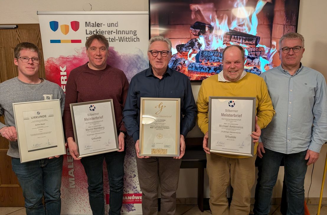 Obermeister Stephan Gerhard (re.) zusammen mit den Geehrten des Abends. In der Mitte Hermann Schultze mit der Goldenen Meisterbriefurkunde; li. Manuel Bauer, der stellvertretend für seinen Vater Achim die Goldene Ehrennadel und Urkunde der Kreishandwerkerschaft entgegennahm; Marco Hornberg, (2. v. l.) und Michael Ambrosius (2. v. r.) mit den Silbernen Meisterbrief Urkunden.