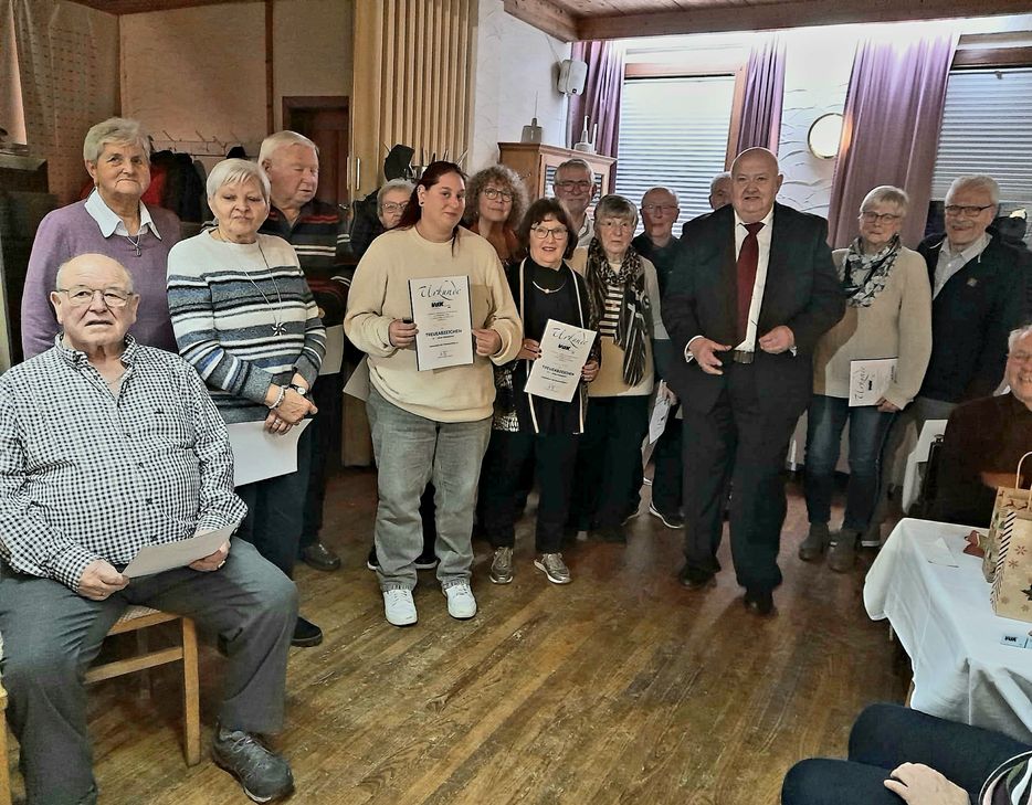 In festlicher Atmosphäre feierten über 90 Mitglieder und Gäste die Weihnachtsfeier des VdK-Ortsverbandes Treis-Karden, bei der auch langjährige Mitglieder geehrt wurden.