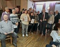 In festlicher Atmosphäre feierten über 90 Mitglieder und Gäste die Weihnachtsfeier des VdK-Ortsverbandes Treis-Karden, bei der auch langjährige Mitglieder geehrt wurden.