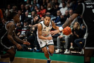 Jordan Roland von den Gladiators Trier im Dribbling.