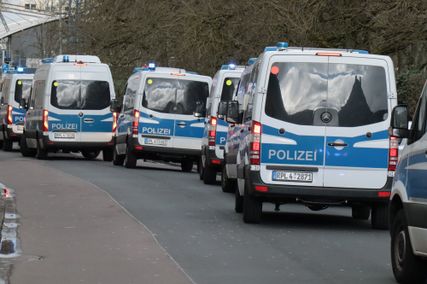 Streifenwagen vor dem Moselstadion