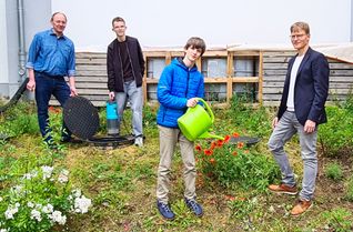 Schulleiter Markus Quotschalla und Projektlehrer Thomas Schlich freuen sich mit den beiden Schülern Leo Weinand (links) und Samuel Kochhan über das nachhaltige Projekt.