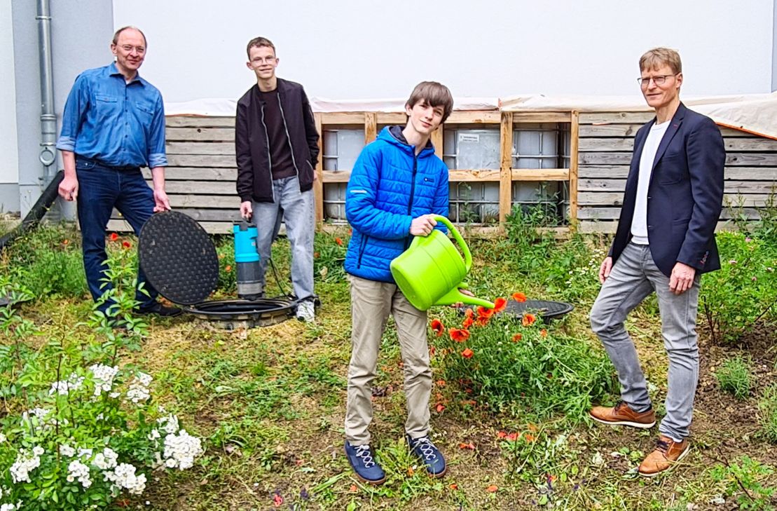 Schulleiter Markus Quotschalla und Projektlehrer Thomas Schlich freuen sich mit den beiden Schülern Leo Weinand (links) und Samuel Kochhan über das nachhaltige Projekt.