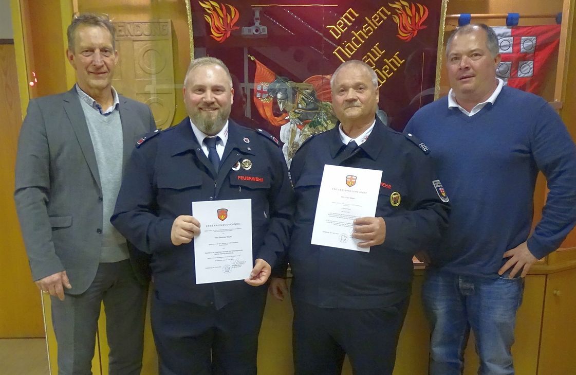 VG-Bürgermeister Maximilian Mumm (links) und der Wehrleiter der VG Maifeld, Martin Wolff (rechts), gratulierten dem neuen Ochtendunger Wehrführer Andreas Mayer (2. v. l.) und verabschiedeten seinen Vorgänger, Uwe Mayer.