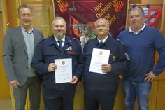 VG-Bürgermeister Maximilian Mumm (links) und der Wehrleiter der VG Maifeld, Martin Wolff (rechts), gratulierten dem neuen Ochtendunger Wehrführer Andreas Mayer (2. v. l.) und verabschiedeten seinen Vorgänger, Uwe Mayer.