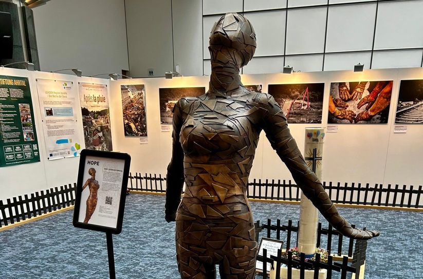 Die Bronzestatue "Hope" steht im Mittelpunkt der Ausstellung.