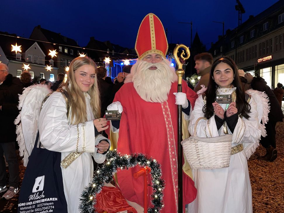 DerNikolaus unterwegs mit seinen Engeln Marlene und Elisa.