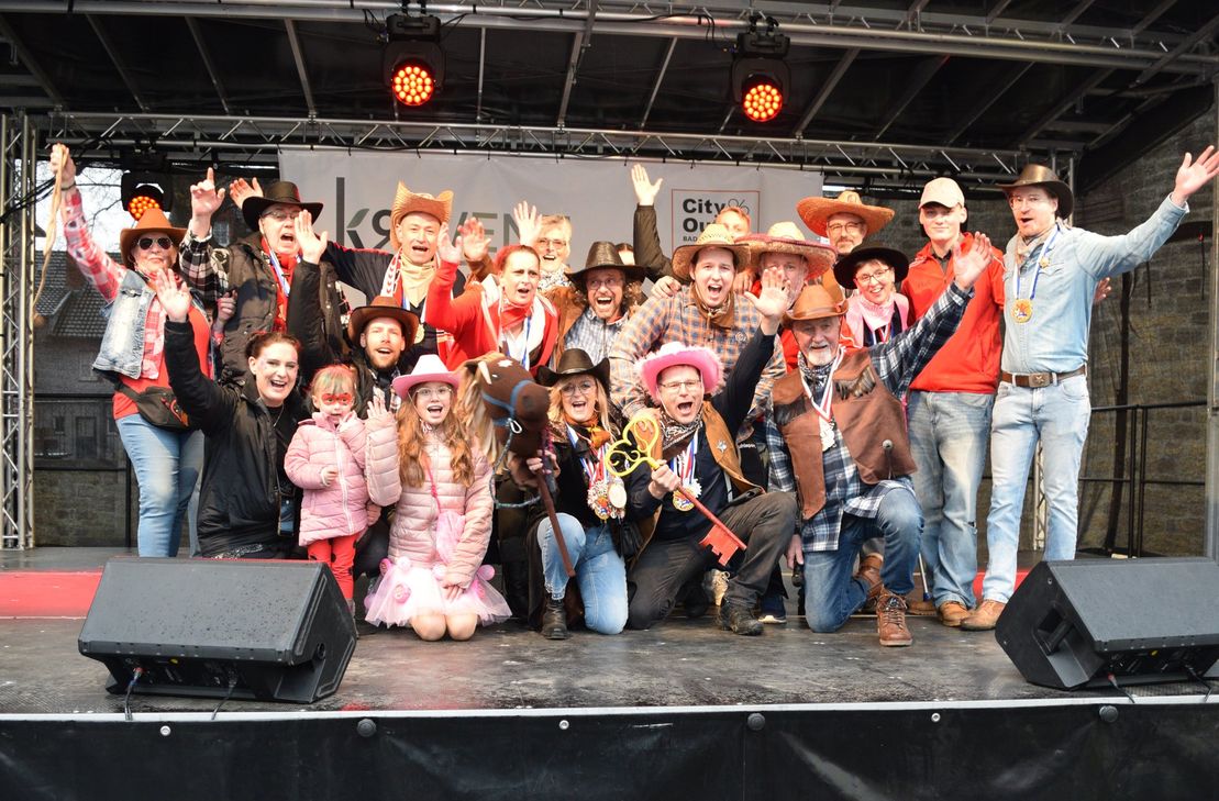 Nach langem Ringen musste sich "Gouverneurin" Sabine Preiser-Marian den Jecken geschlagen geben und der IGK Kalkar den Schlüssel zum Rathaus überreichen.