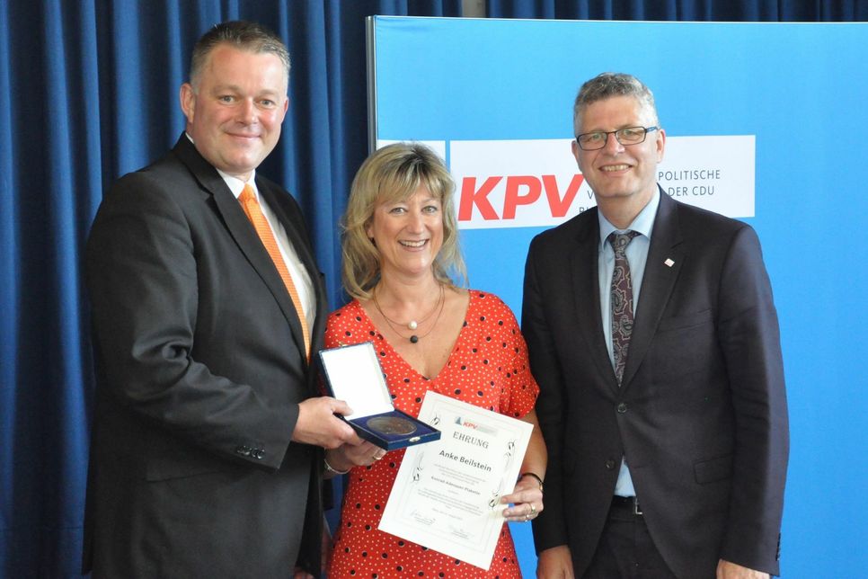 Gordon Schnieder (links) überreichte Anke Beilstein in Gegenwart des KPV-Bundesvorsitzenden Christian Haase die Konrad-Adenauer-Plakette für ihre langjährige Tätigkeit in der KPV.